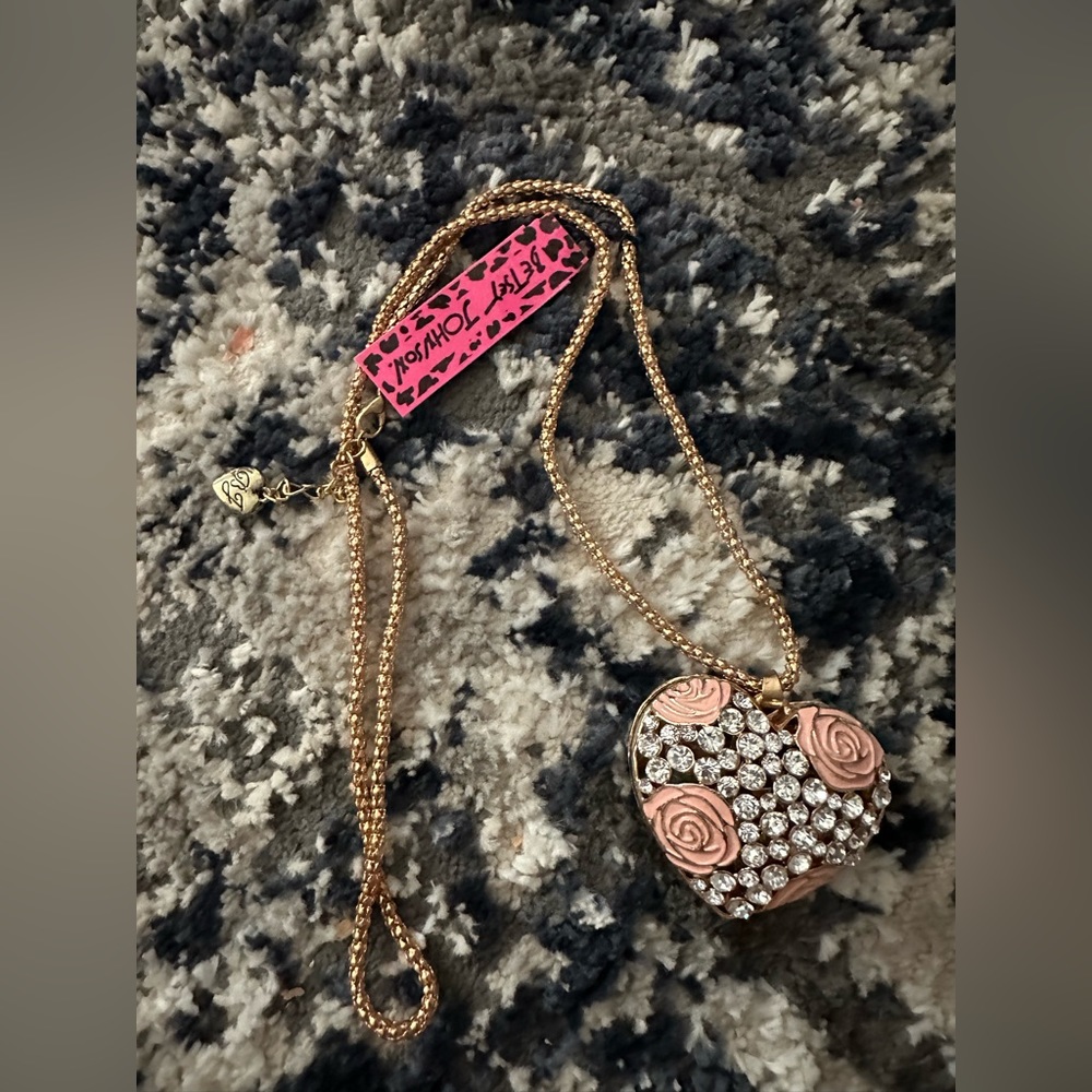 Betsey Johnson heart necklace